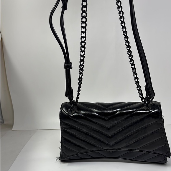 Forever 21 Quilted Crossbody Bag with Chain Strap 
Small black rigid - Picture 2 of 8